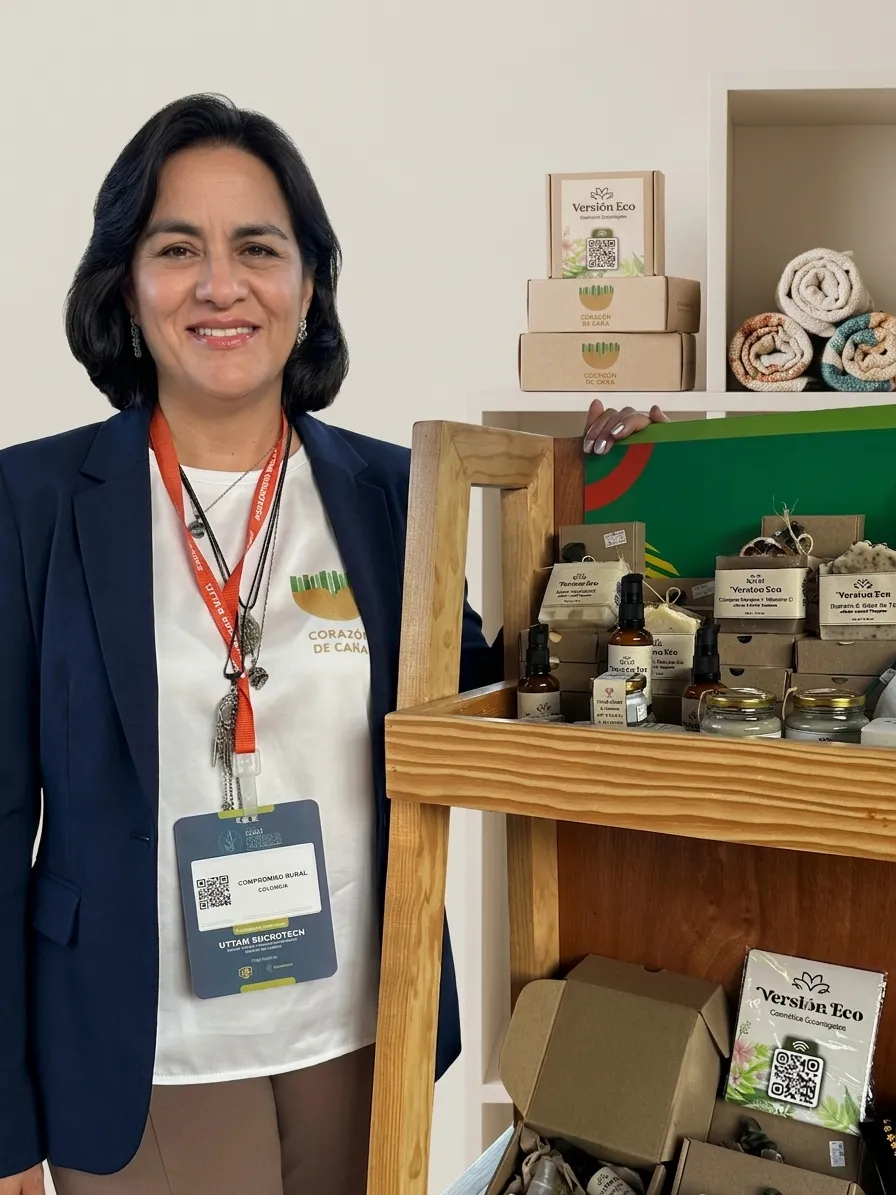 Lilián Acosta Bedoya, fundadora de Versión Eco, junto a un exhibidor con sus productos de cosmética ecoamigable.