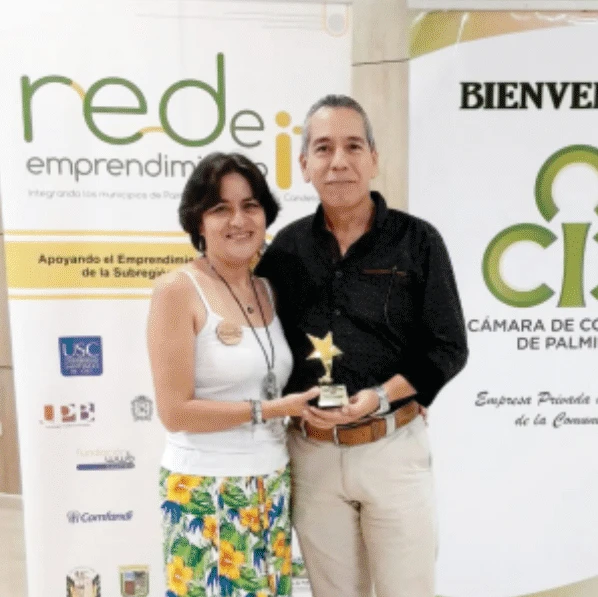Entrega del premio Emprendimiento del Año 2023, categoría Impacto Sostenible, a Versión Eco en Palmira.