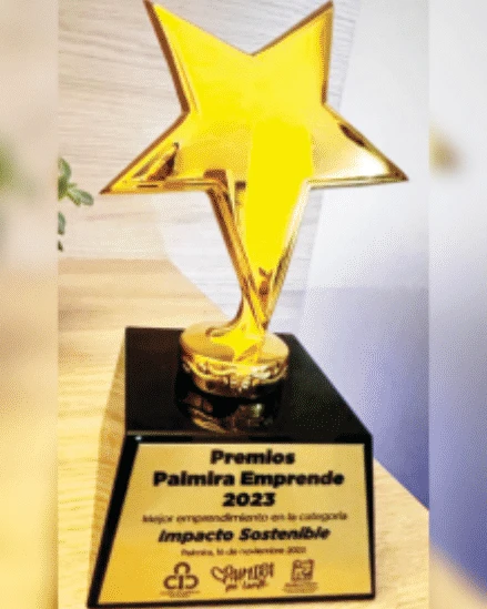 Trofeo de los Premios Palmira Emprende 2023 al mejor emprendimiento en la categoría Impacto Sostenible.
